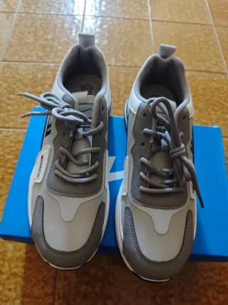 Scarpe da ginnastica Warrior grigie e bianche