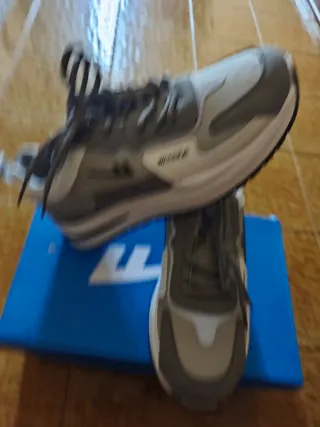 Scarpe da ginnastica Warrior grigie e bianche