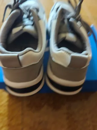 Scarpe da ginnastica Warrior grigie e bianche