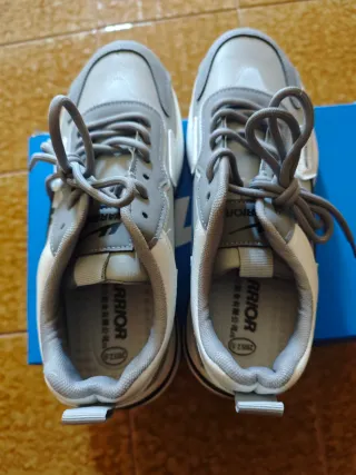 Scarpe da ginnastica Warrior grigie e bianche