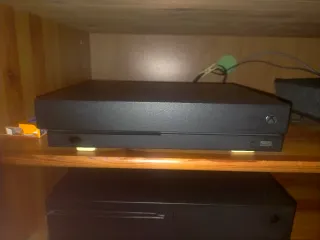 Xbox One X Negra la vendo sin mando