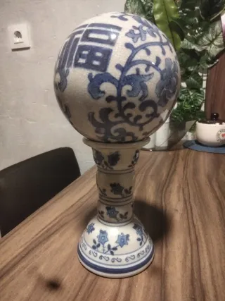 Jarrón y bola de porcelana china azul y blanca