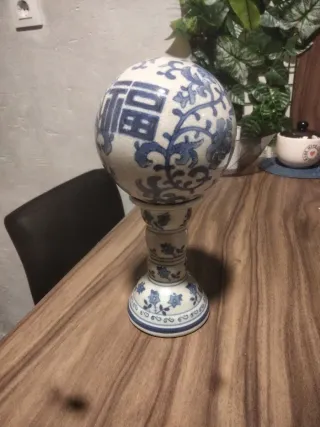 Jarrón y bola de porcelana china azul y blanca