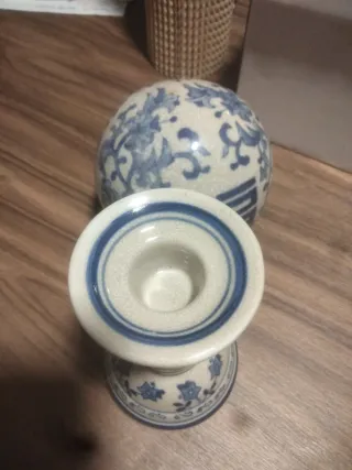 Jarrón y bola de porcelana china azul y blanca