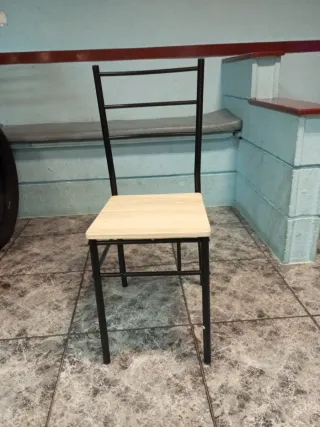 3 Sillas Metálicas y Madera