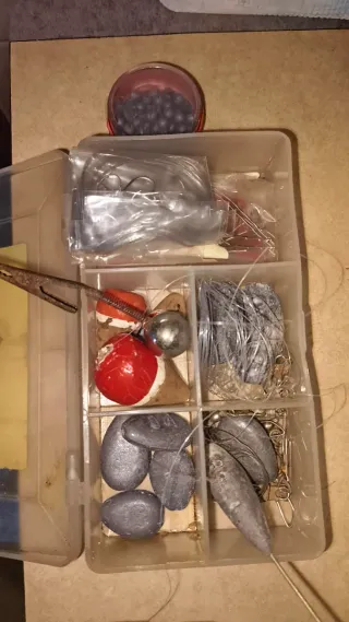Caja de pesca con plomos y accesorios