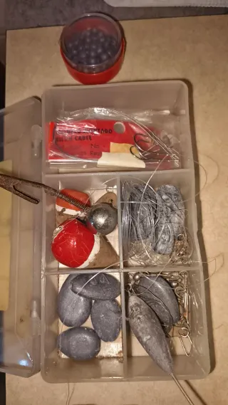 Caja de pesca con plomos y accesorios