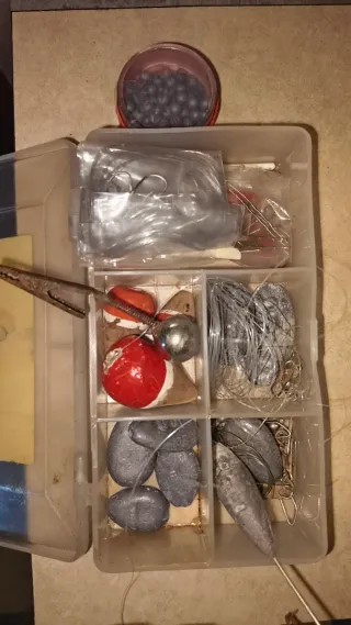 Caja de pesca con plomos y accesorios