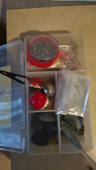 Caja de pesca con plomos y accesorios