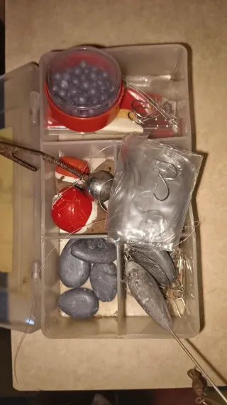 Caja de pesca con plomos y accesorios