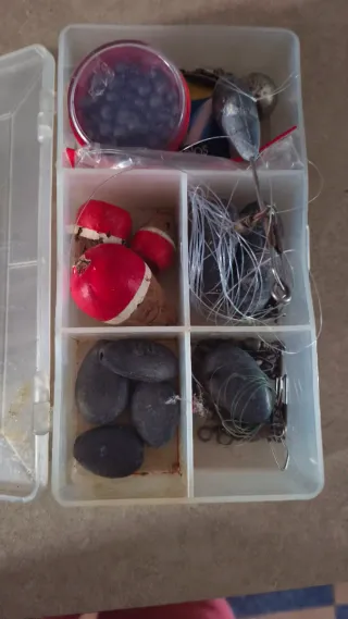Caja de pesca con plomos y accesorios