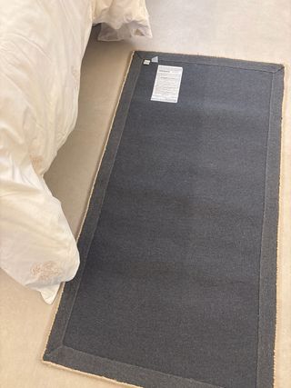 Alfombra Zara Home dorada pie de cama