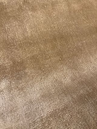 Alfombra Zara Home dorada pie de cama