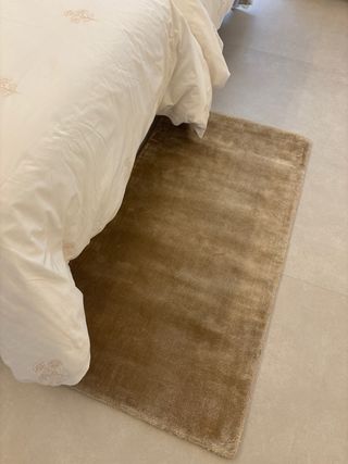 Alfombra Zara Home dorada pie de cama