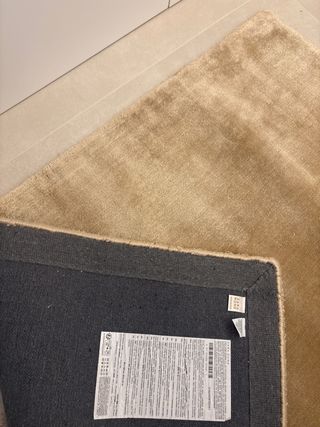 Alfombra Zara Home dorada pie de cama