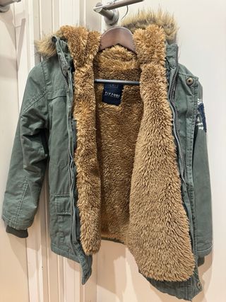 Parka verde con capucha de pelo Talla 128