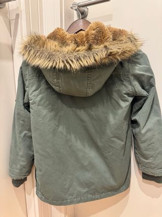 Parka verde con capucha de pelo Talla 128