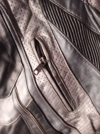 Chaqueta de cuero motero negra y plateada