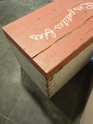 Baúl de madera estilo antiguo con dibujo