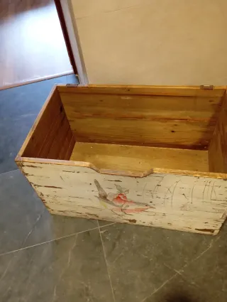 Baúl de madera estilo antiguo con dibujo