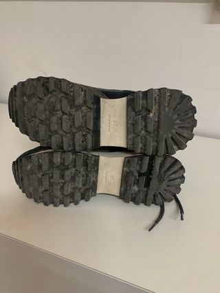 Zapatillas grises y plateadas