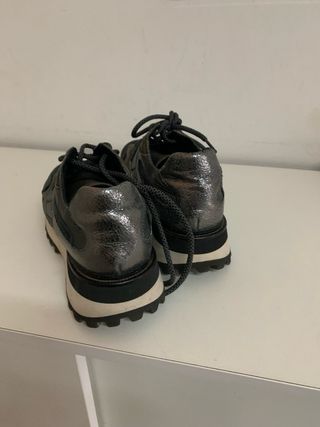 Zapatillas grises y plateadas