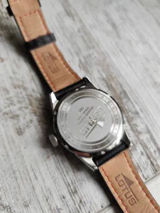 Reloj Lotus Negro y Plateado