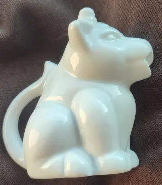 Jarra pequeña de leche de porcelana
