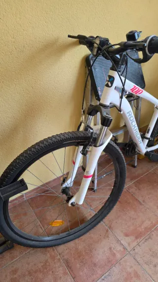 Bicicleta de montaña blanca