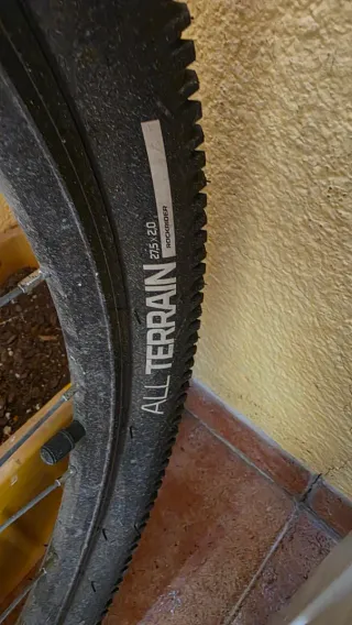 Bicicleta de montaña blanca