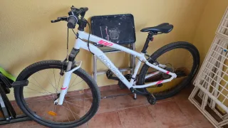 Bicicleta de montaña blanca