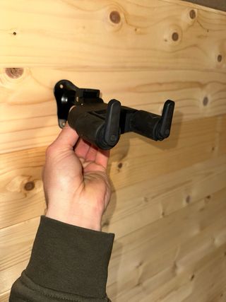 Guitarra Yamaha con funda y colgador