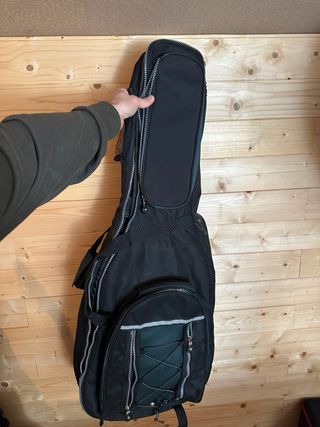 Guitarra Yamaha con funda y colgador