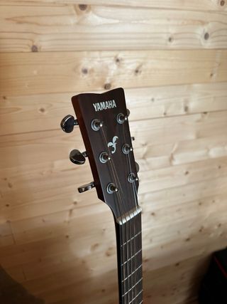 Guitarra Yamaha con funda y colgador