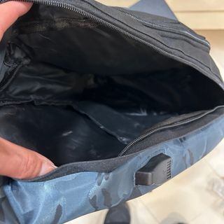 Mochila multifuncional negra y azul