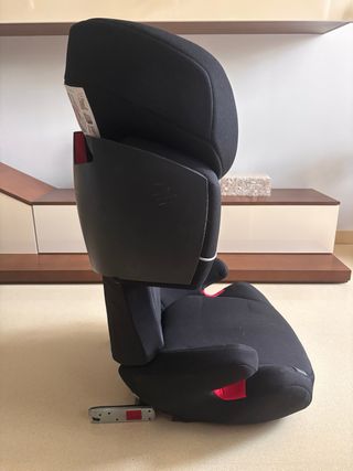 Silla de coche de la marca Cybex. Modelo Silver.