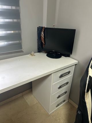 Habitación completa: Cama, escritorio y silla