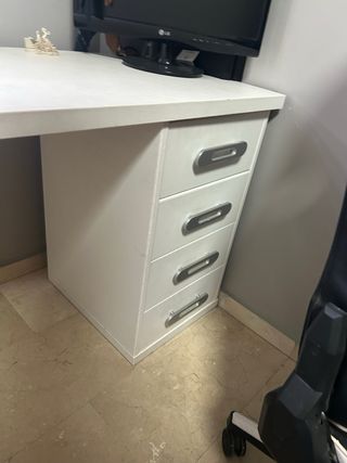 Habitación completa: Cama, escritorio y silla