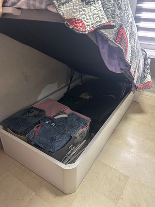 Habitación completa: Cama, escritorio y silla