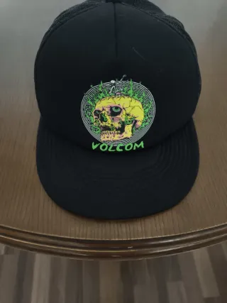Gorra Volcom Negra con Diseño Calavera