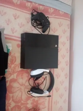 Consola PS4 Fat Negra + Mando y Auriculares