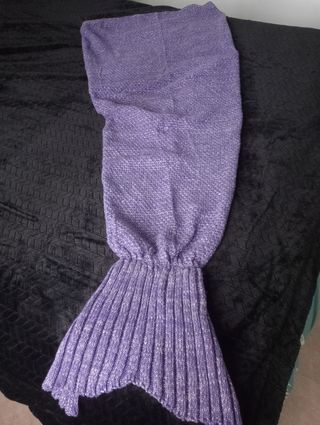 Manta cola de sirena morada tejida