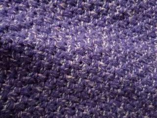 Manta cola de sirena morada tejida