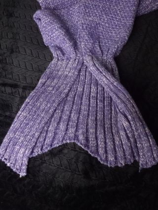 Manta cola de sirena morada tejida