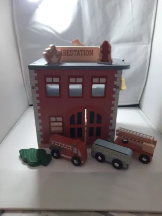 Estación de bomberos de madera con vehículos
