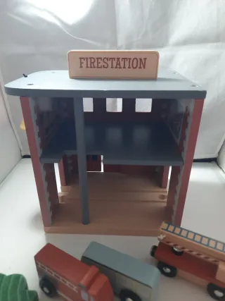 Estación de bomberos de madera con vehículos