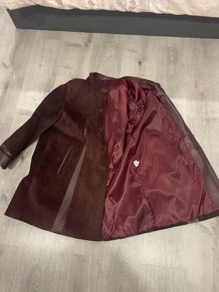 Abrigo ante y cuero marrón forro granate