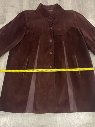 Abrigo ante y cuero marrón forro granate