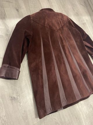 Abrigo ante y cuero marrón forro granate