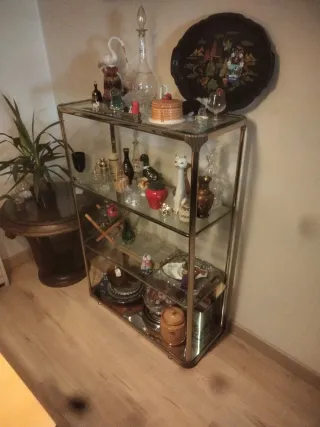 Estantería de cristal y metal dorado